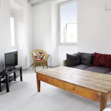 Spacious, Modern, Bright Apartment, Near Piazza Navona! Lägenhet